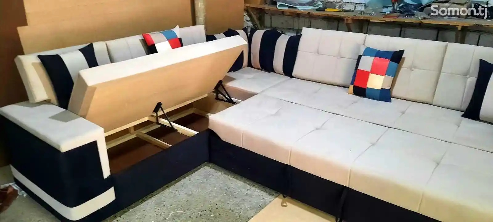 Угловой диван в стиле Хай-Тек-2
