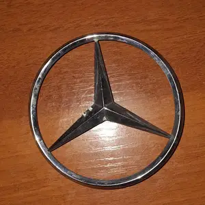 Знак багажника от Mercedes-Benz