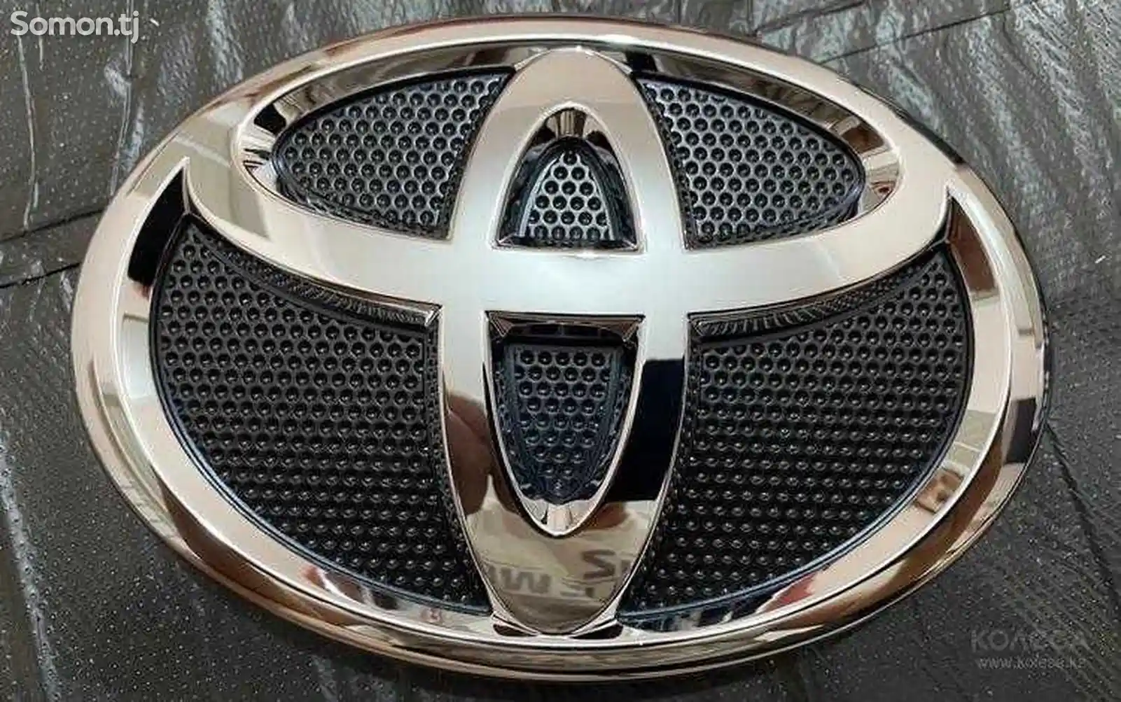 Передний знак на бампер от Toyota Camry 2 2010-2011-1
