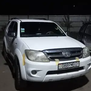 Toyota Fortuner, 2005