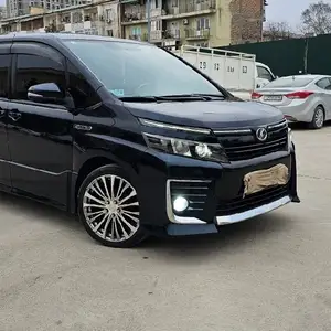 Toyota Voxy, 2015