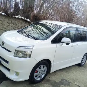 Toyota Voxy, 2008