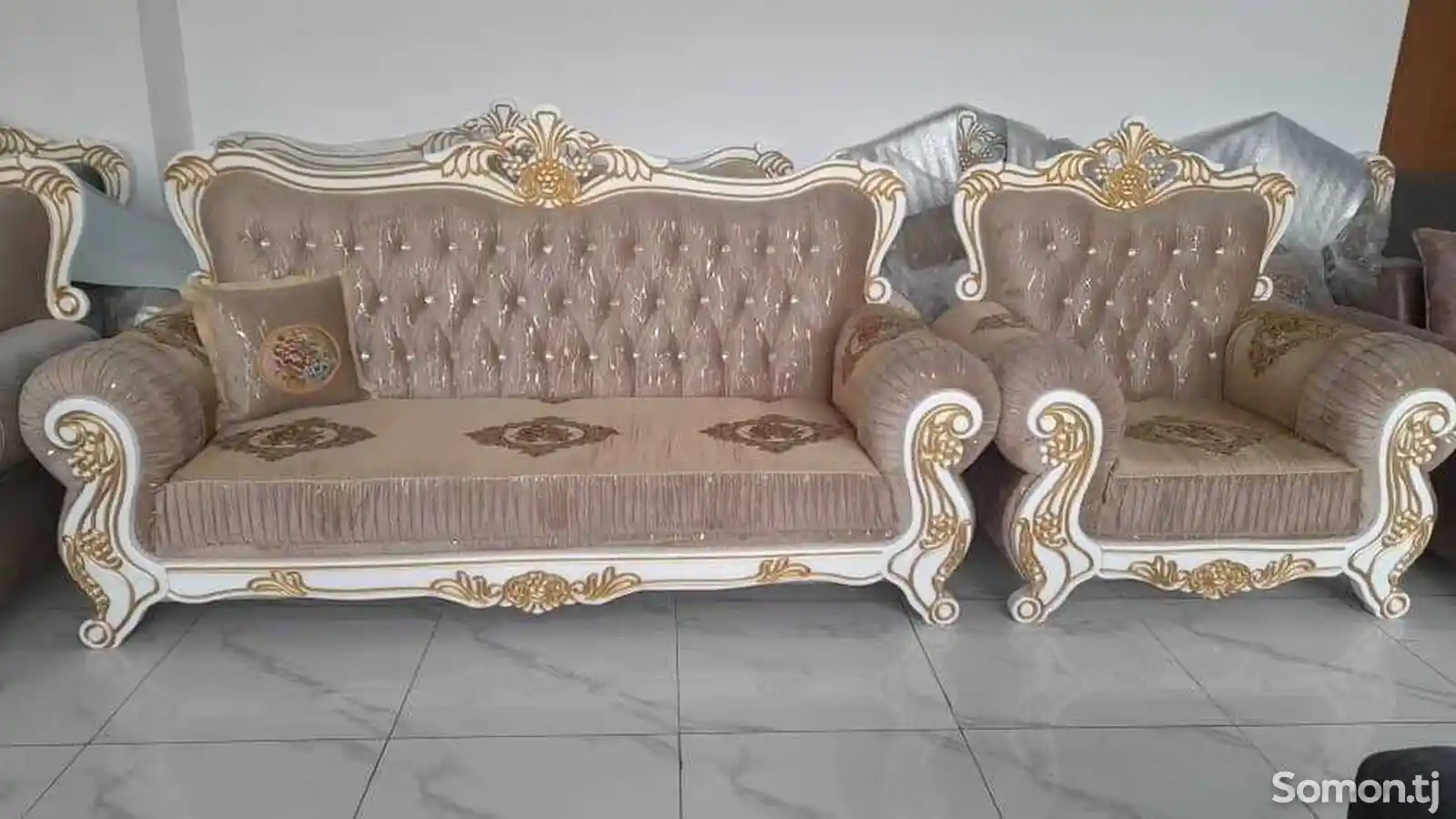 Королевские диван и кресло