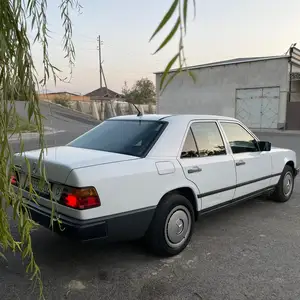 Mercedes-Benz W124, 1987