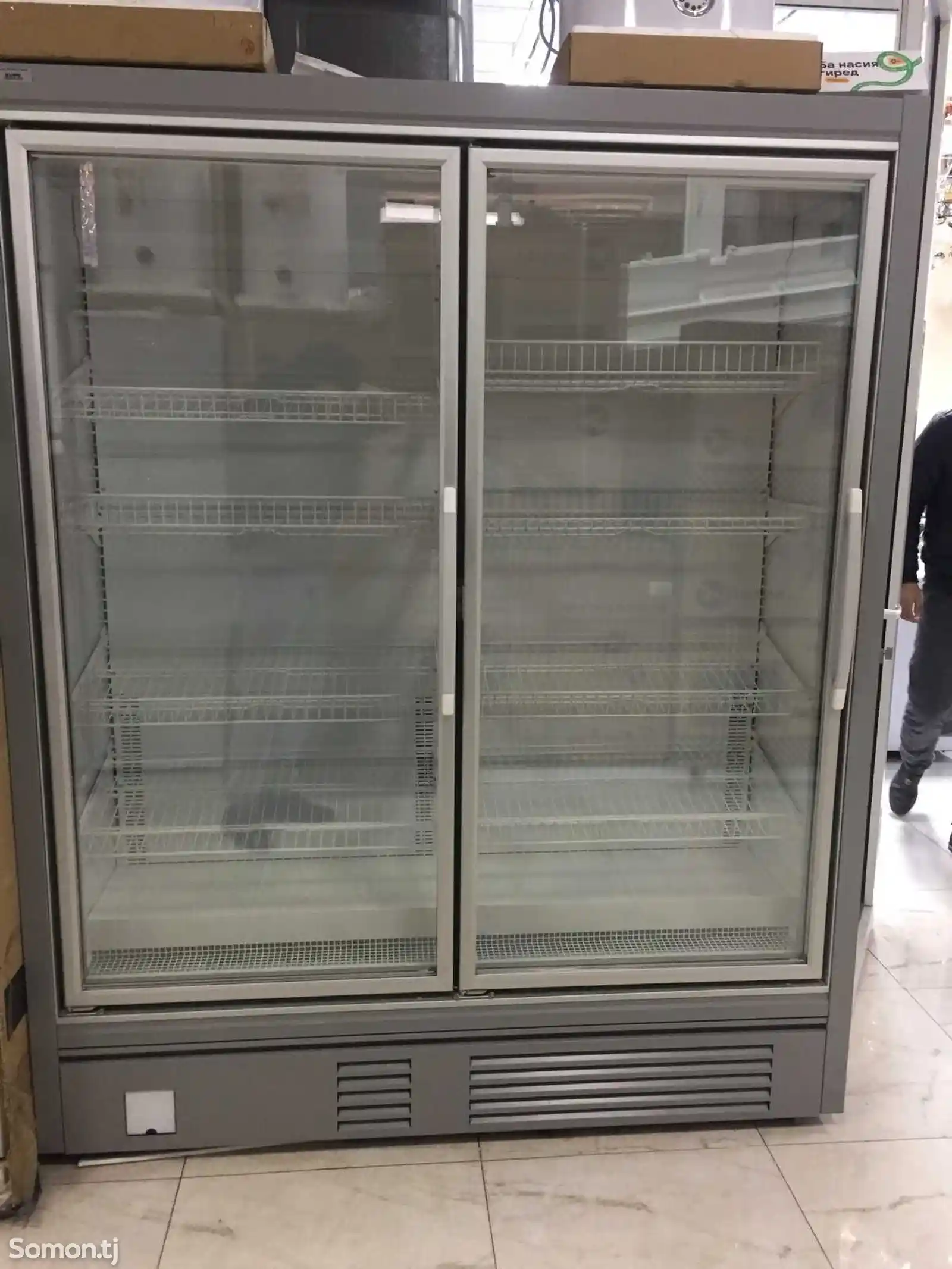 Холодильник витринный Gree