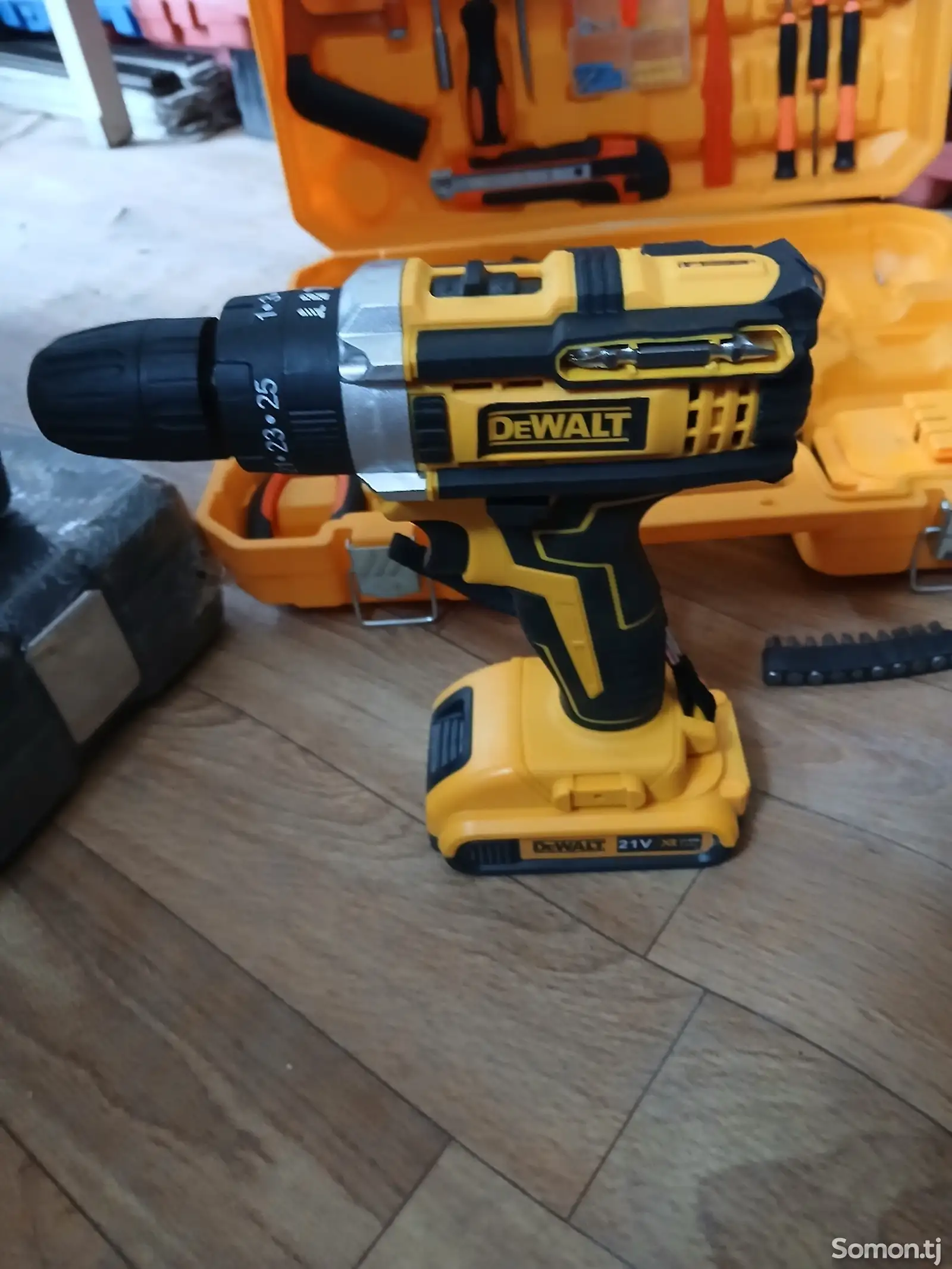 Шуруповерт DeWALT-1