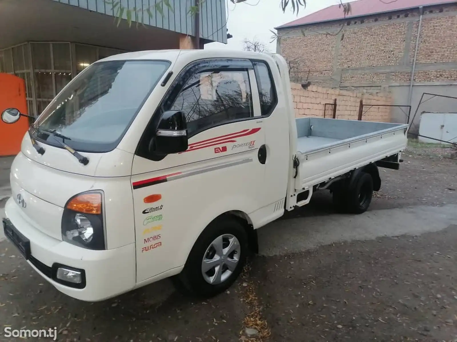 Бортовой автомобиль Hyundai Porter, 2016-1