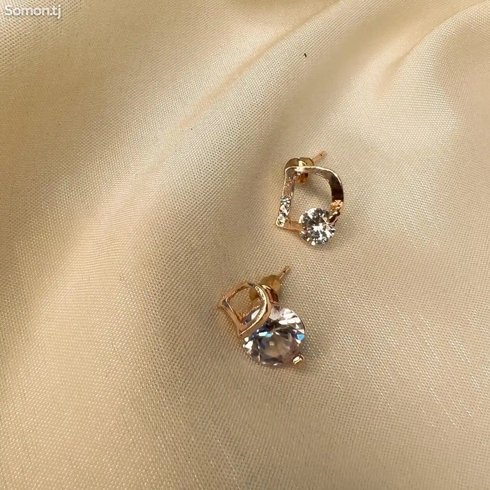 Серёжки гвоздики от Dior с ярким камнем