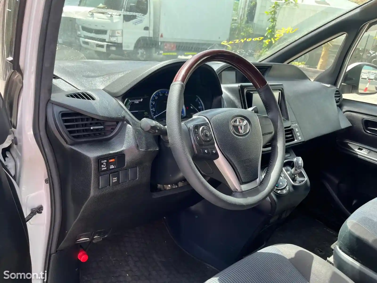 Toyota Voxy, 2014-10