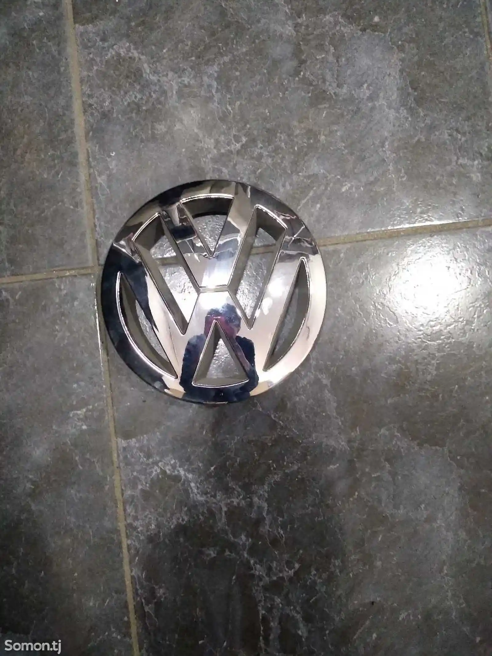 Эмблема на решетку радиатора Volkswagen-1