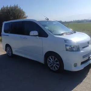 Toyota Voxy, 2010