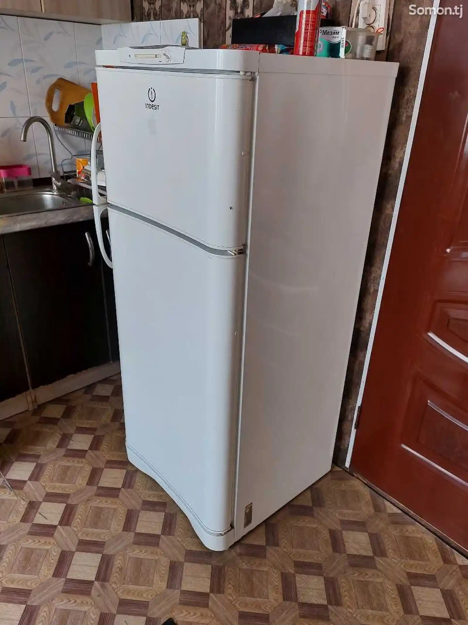 Холодильник indesit-1