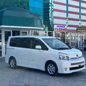 Toyota Voxy, 2010