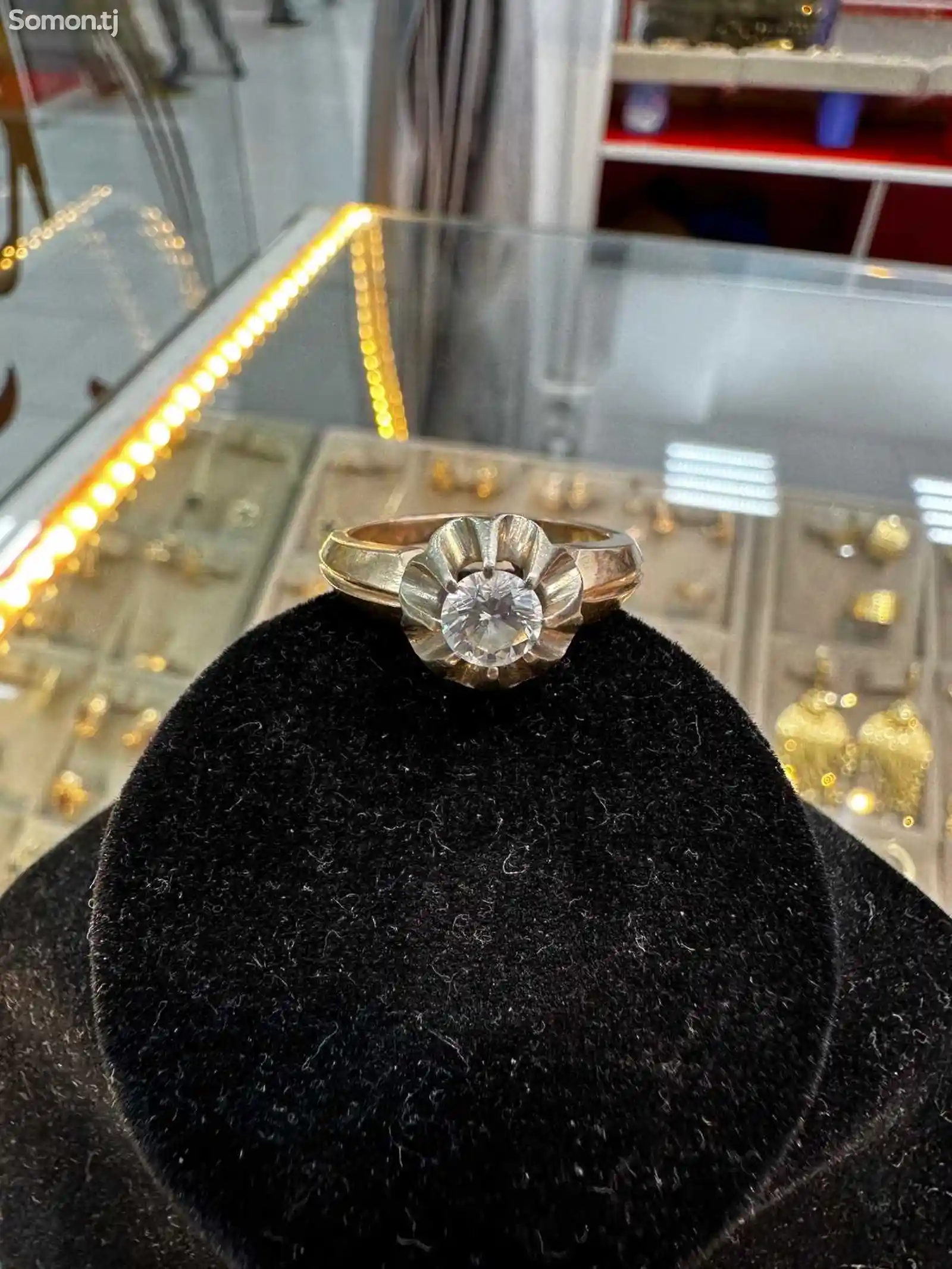 Золотое кольцо с бриллиантом 1 карат-8