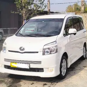 Toyota Voxy, 2008