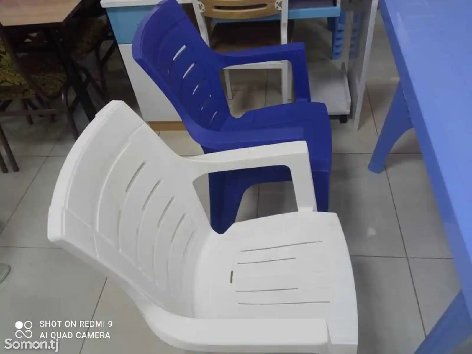 Стол и стулья пластмассовые-6