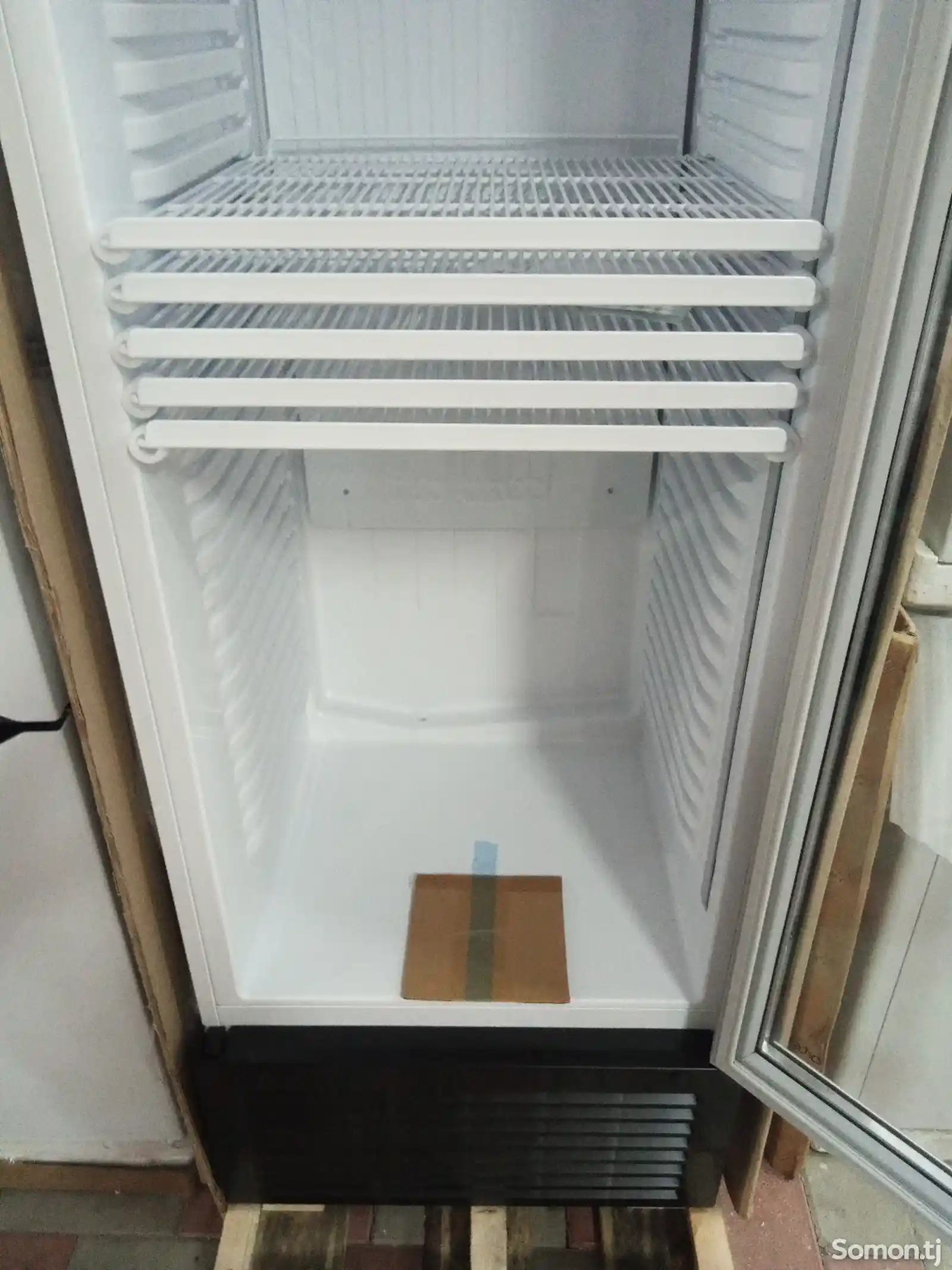 Холодильник витринный-3