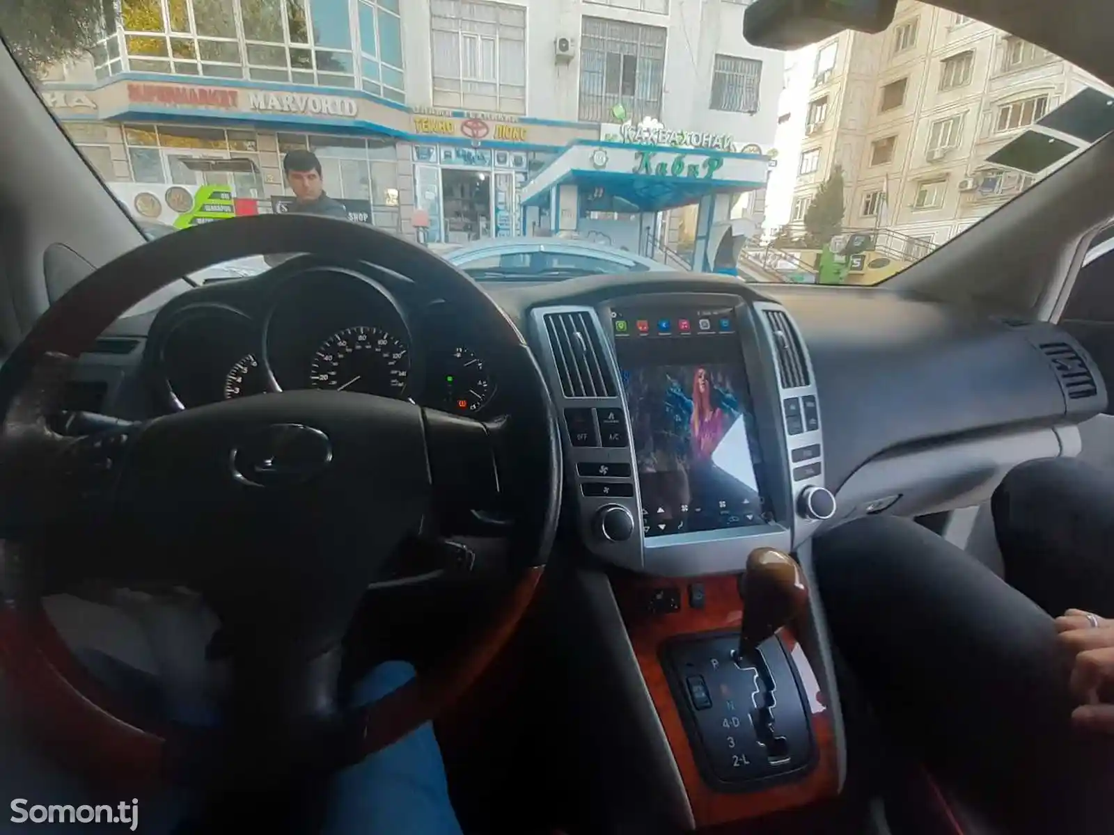 Штатный монитор Tesla на Lexus-5