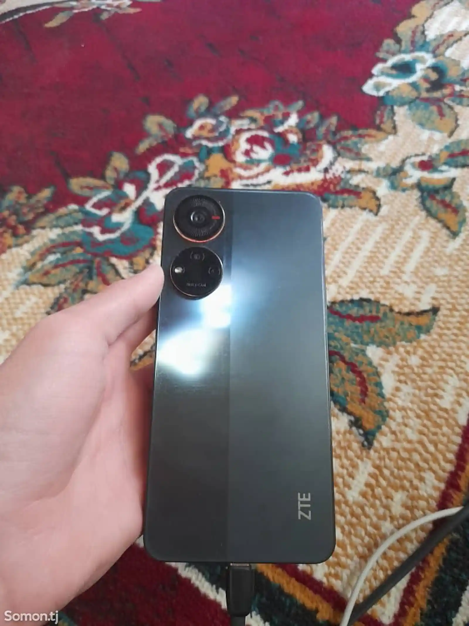 ZTE V40s-2