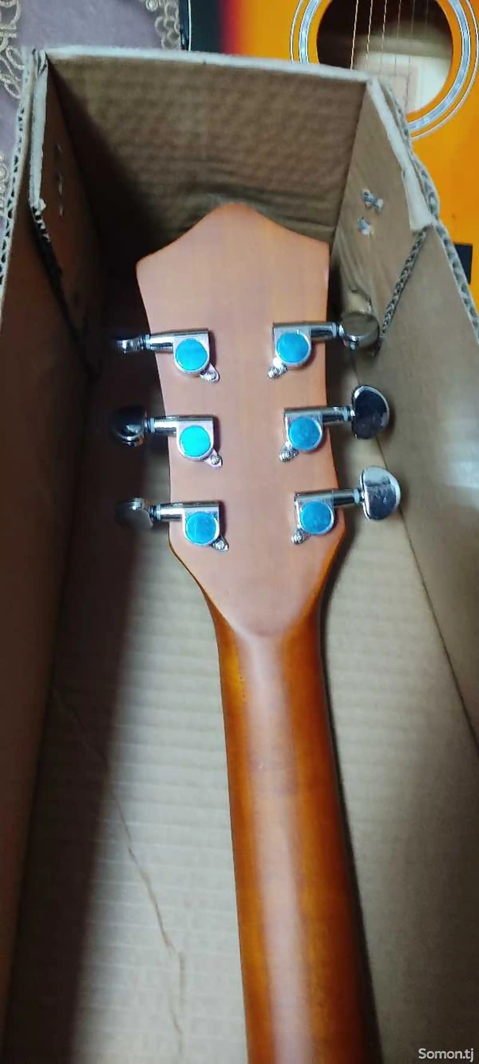 Акустическая гитара с чехлом-3