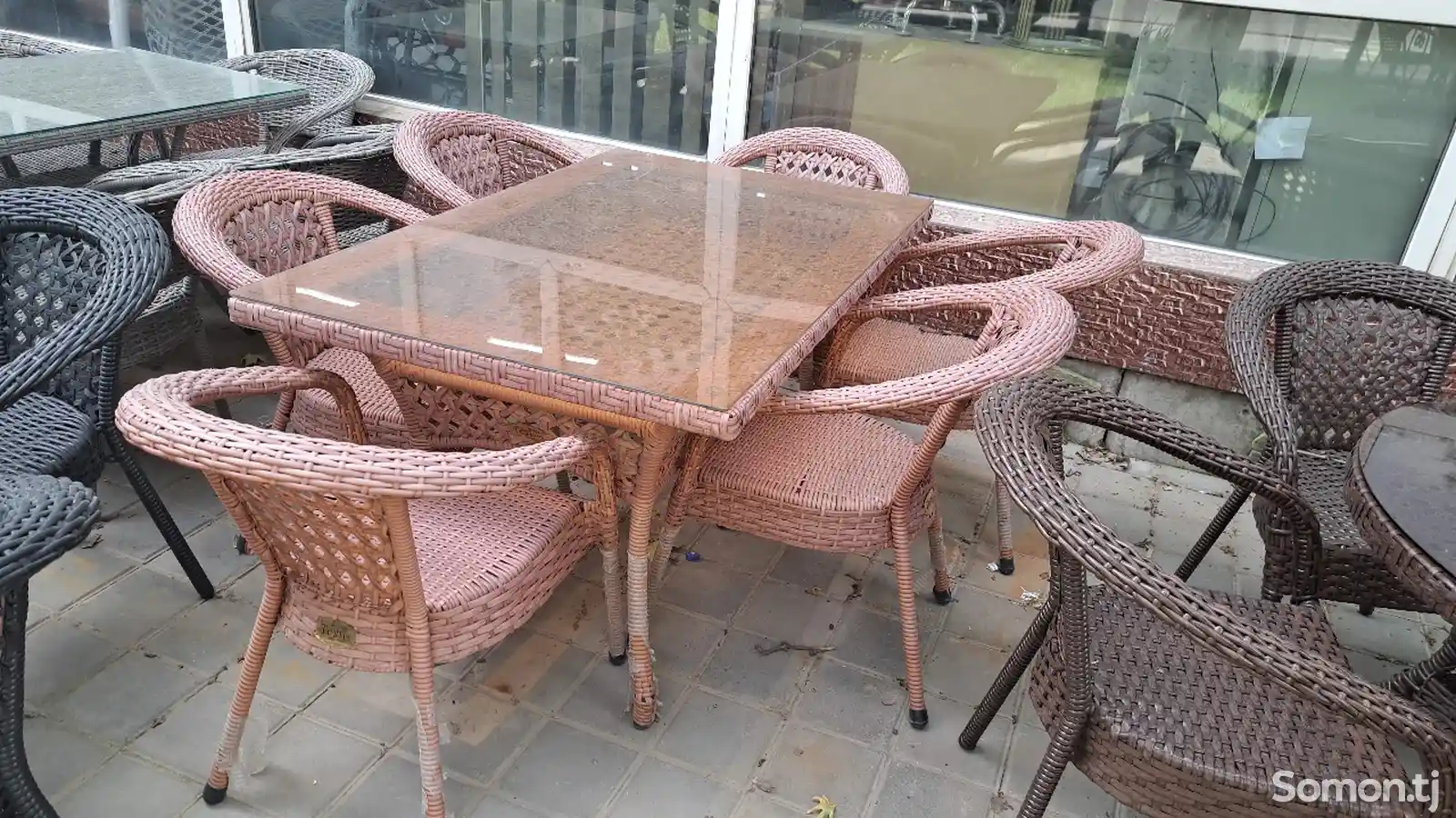 Плетенный стол со стульями-4
