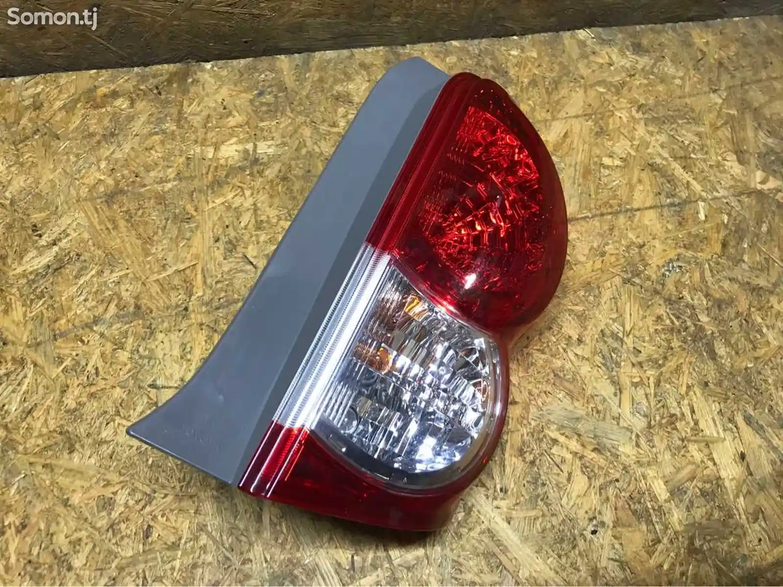 Задний правый фонарь на Toyota Rumion-6