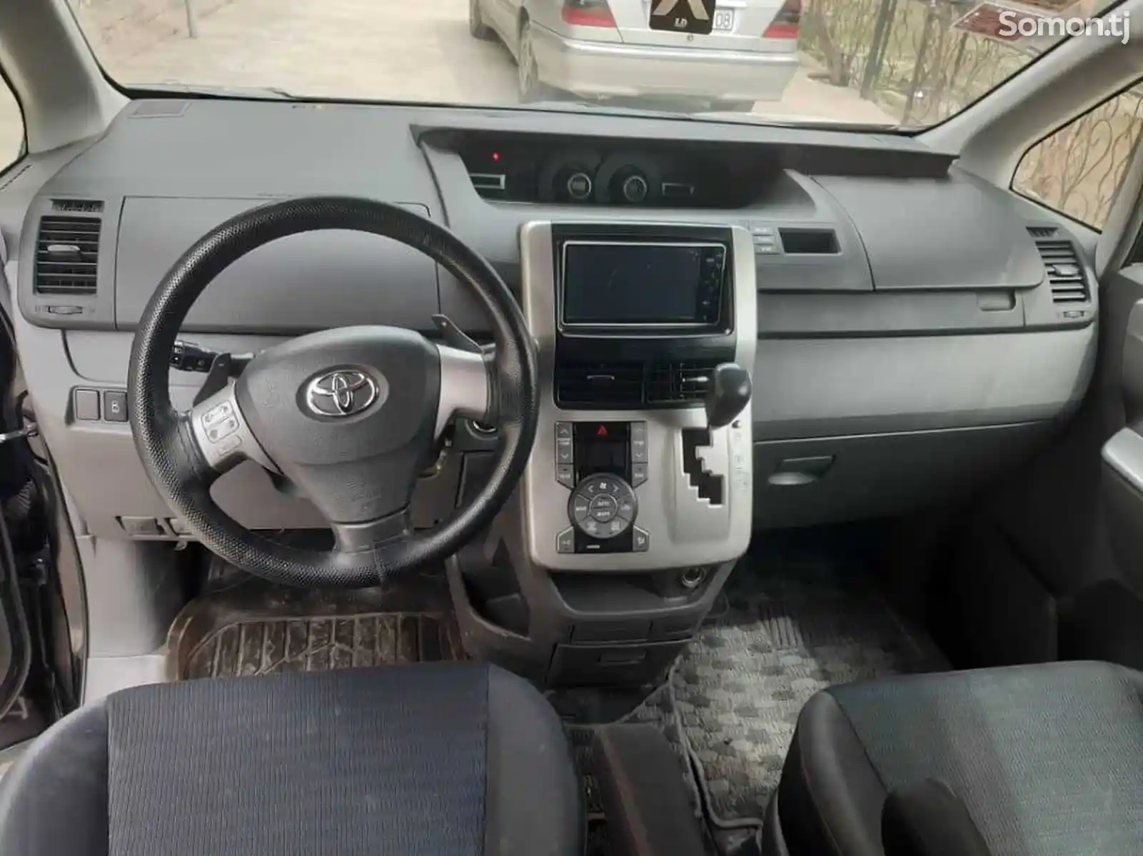 Toyota Voxy, 2009-11