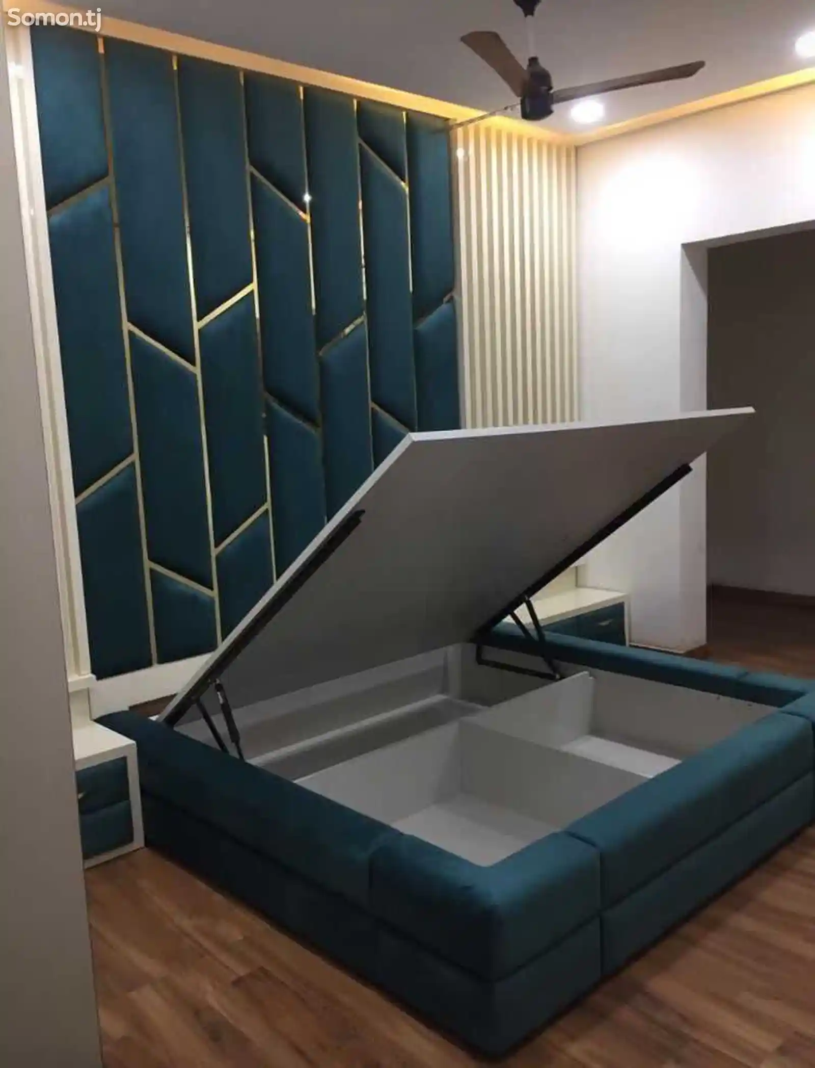 Двуспальная кровать со стеновой панелью