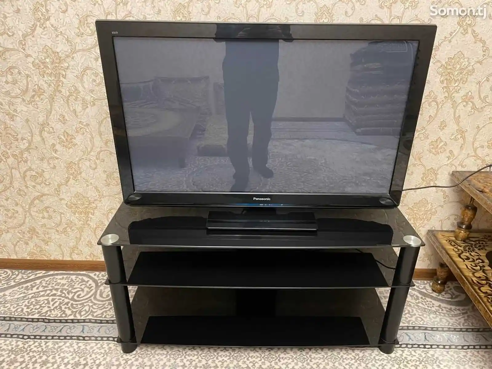 Телевизор с подставкой-1