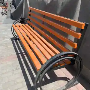 Уличная скамейка