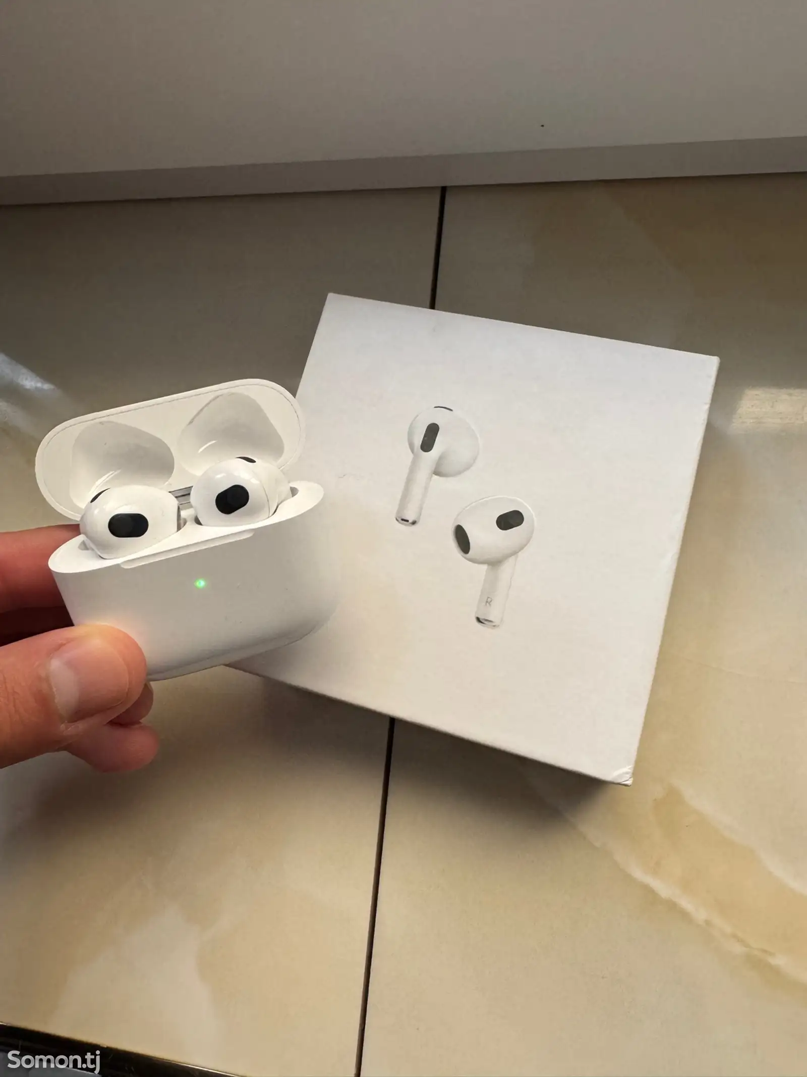 Беспроводные наушники AirPods-1