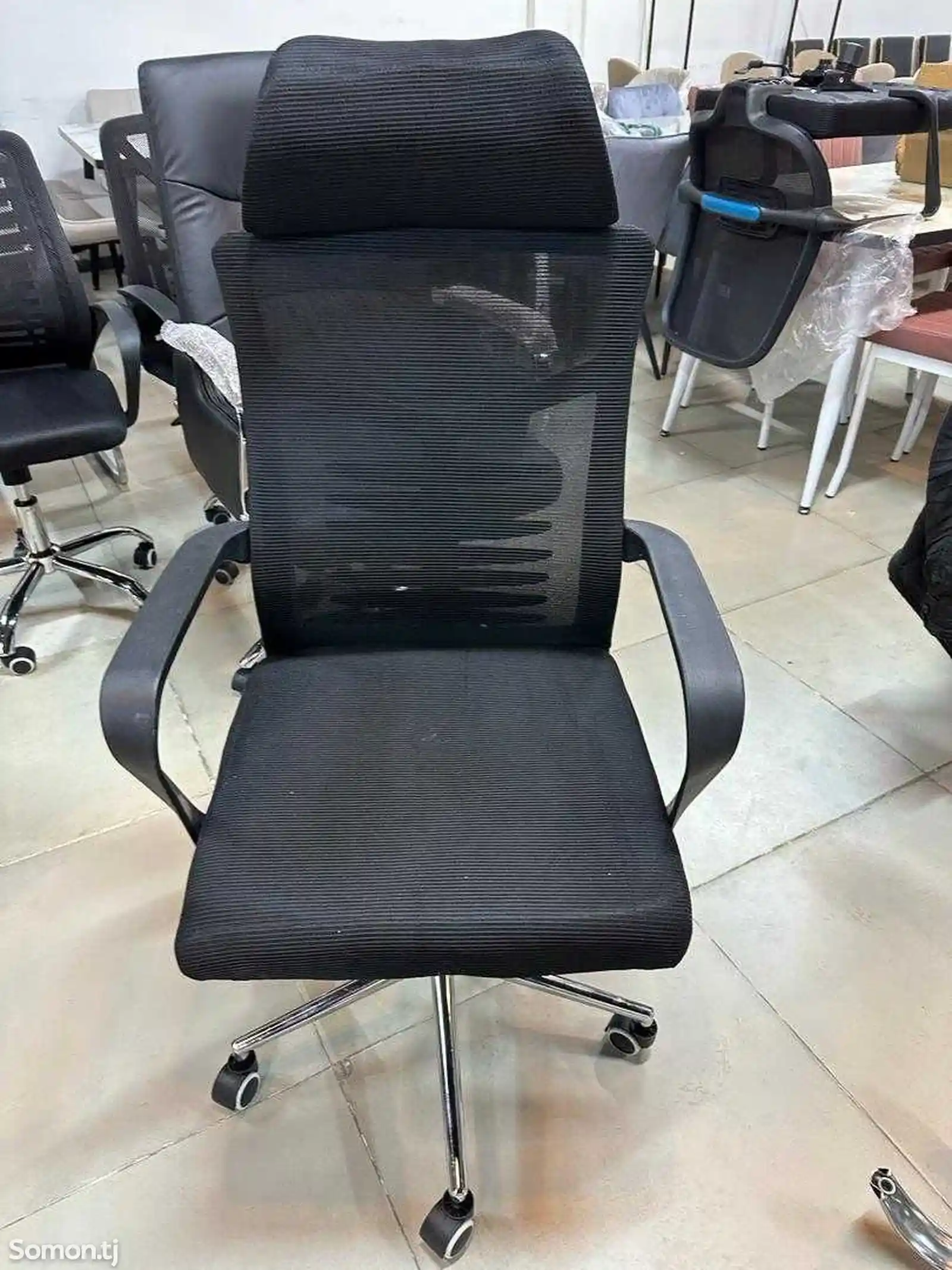 Офисное кресло с подголовником