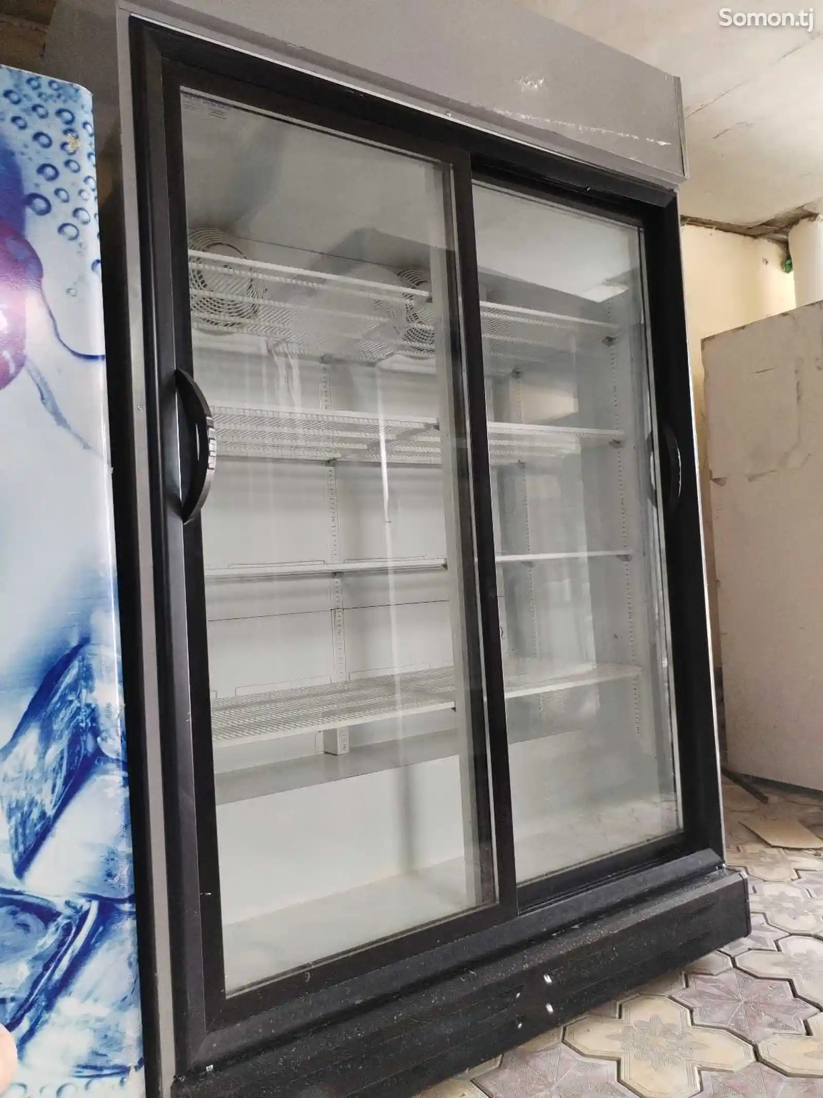 Холодильный шкаф FrigoGlass-12