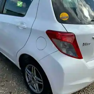 Стекло задних дверей от Toyota Vitz 2011-2017