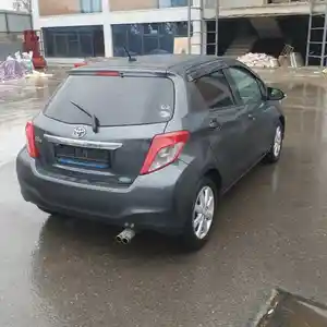 Заднее стекло от Toyota Vitz 2011-2016