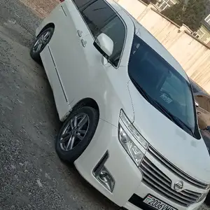 Nissan Elgrand, 2014