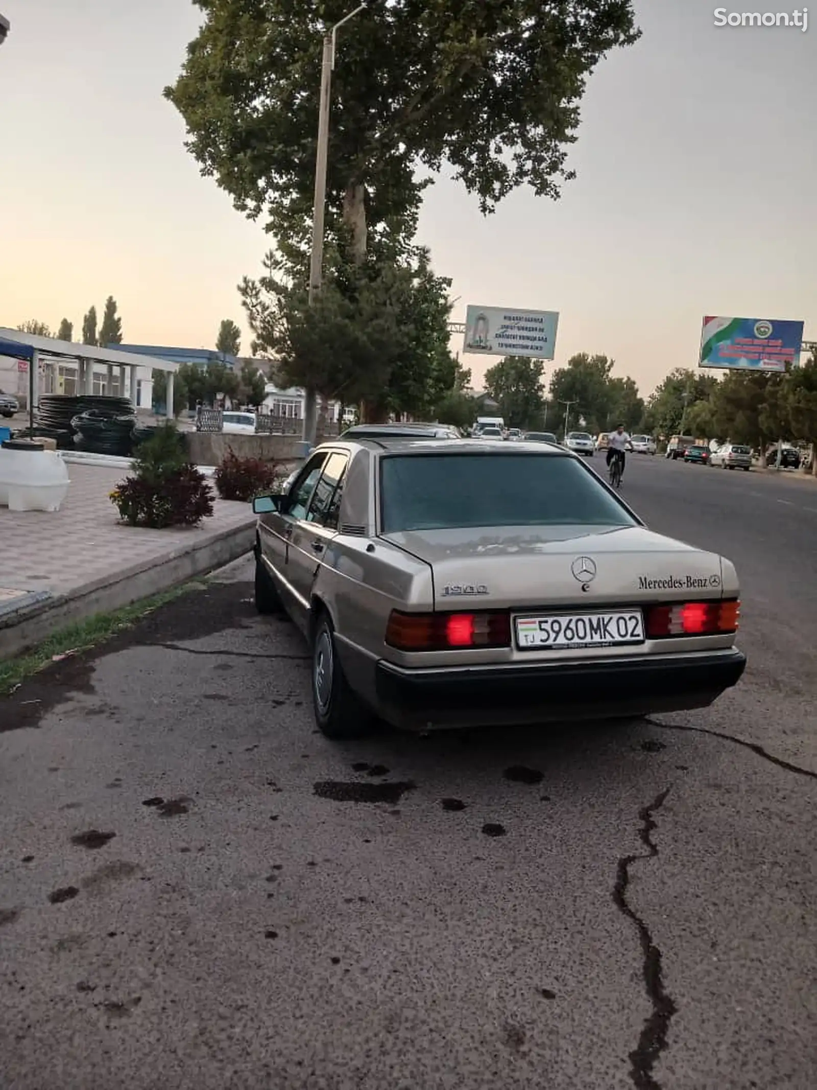 Mercedes-Benz W124, 1990