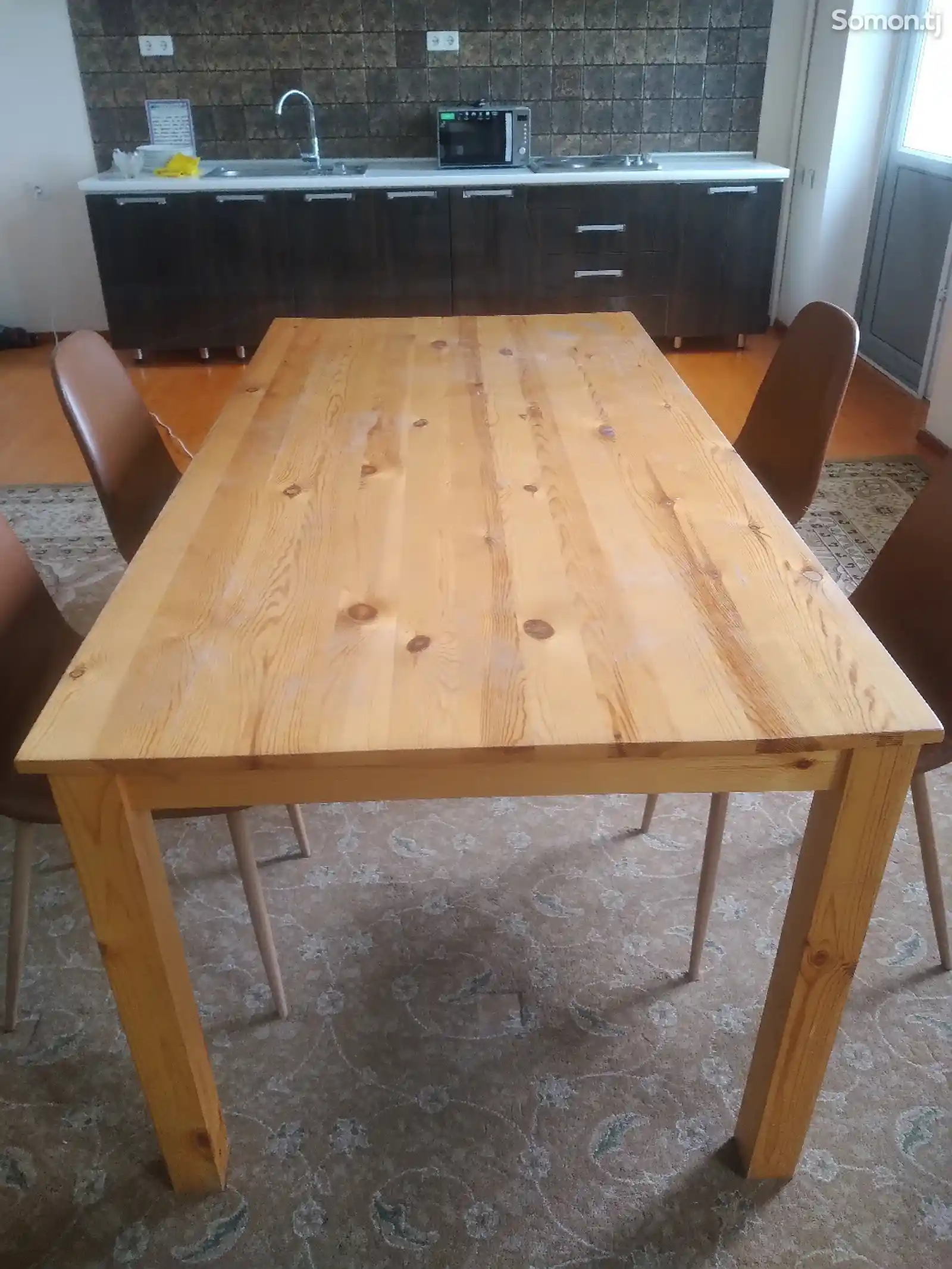 Деревянный стол с мягкими кожаными стулями-1