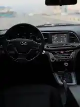 Hyundai Elantra, 2017-9