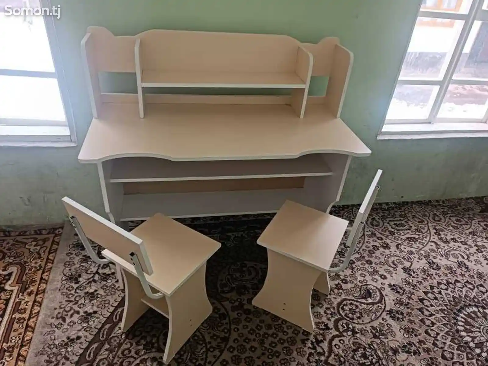 Ученический стол со стульями