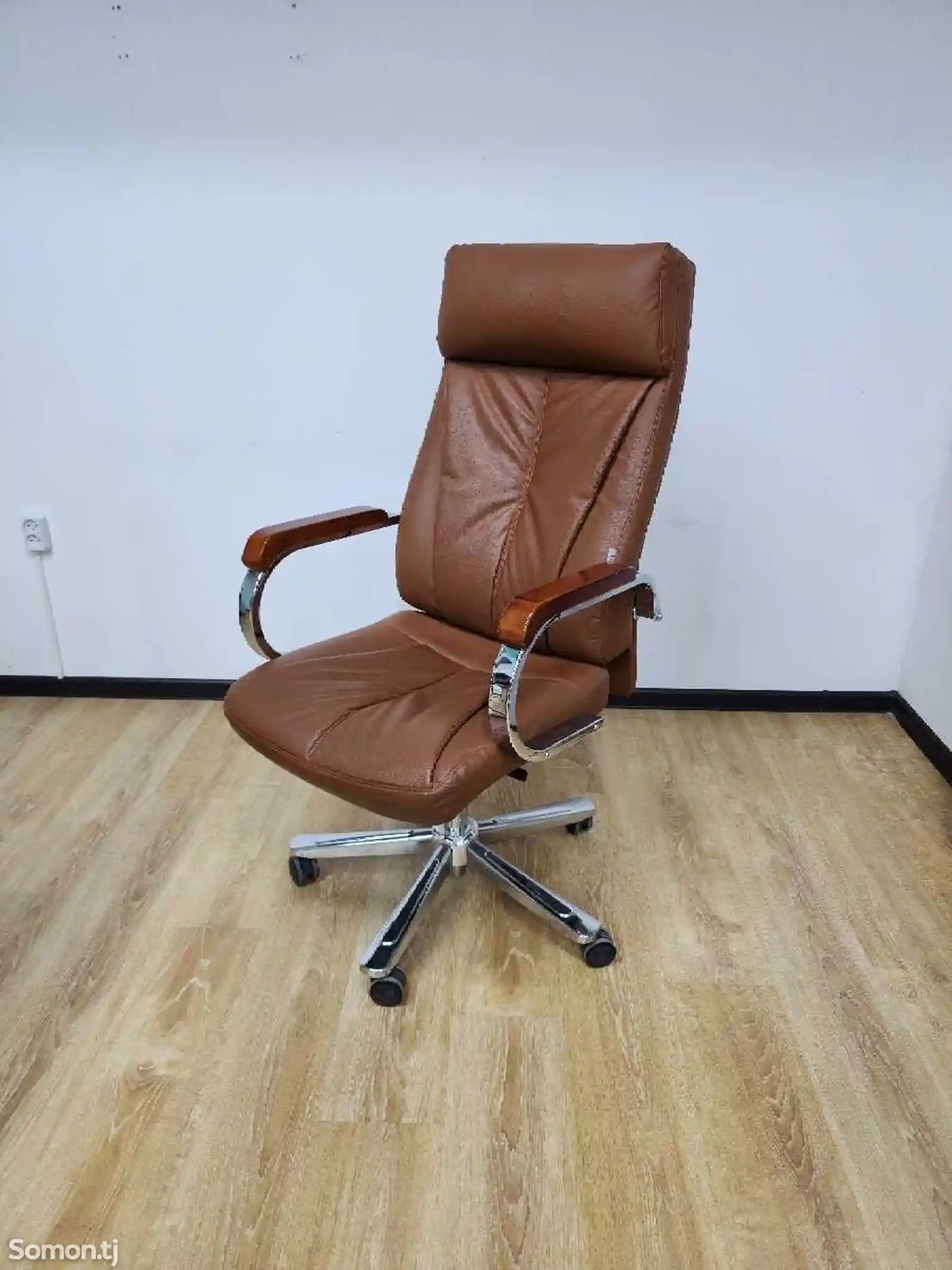 Офисное руководительское кресло-1