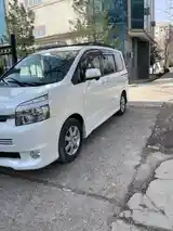 Toyota Voxy, 2009-2