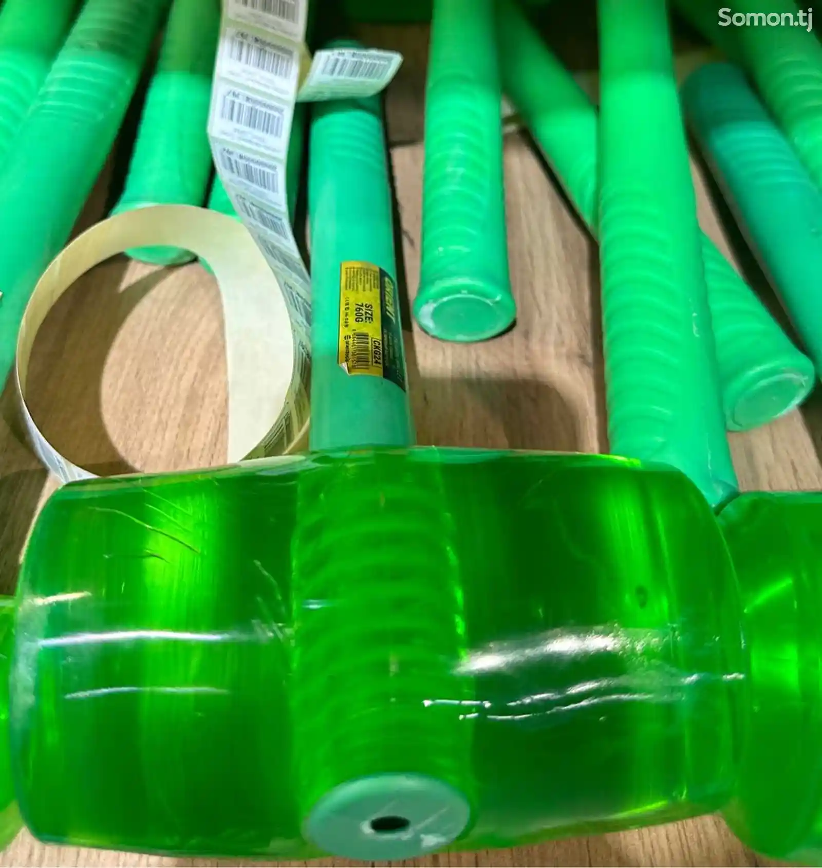 Зеленый резиновый молоток