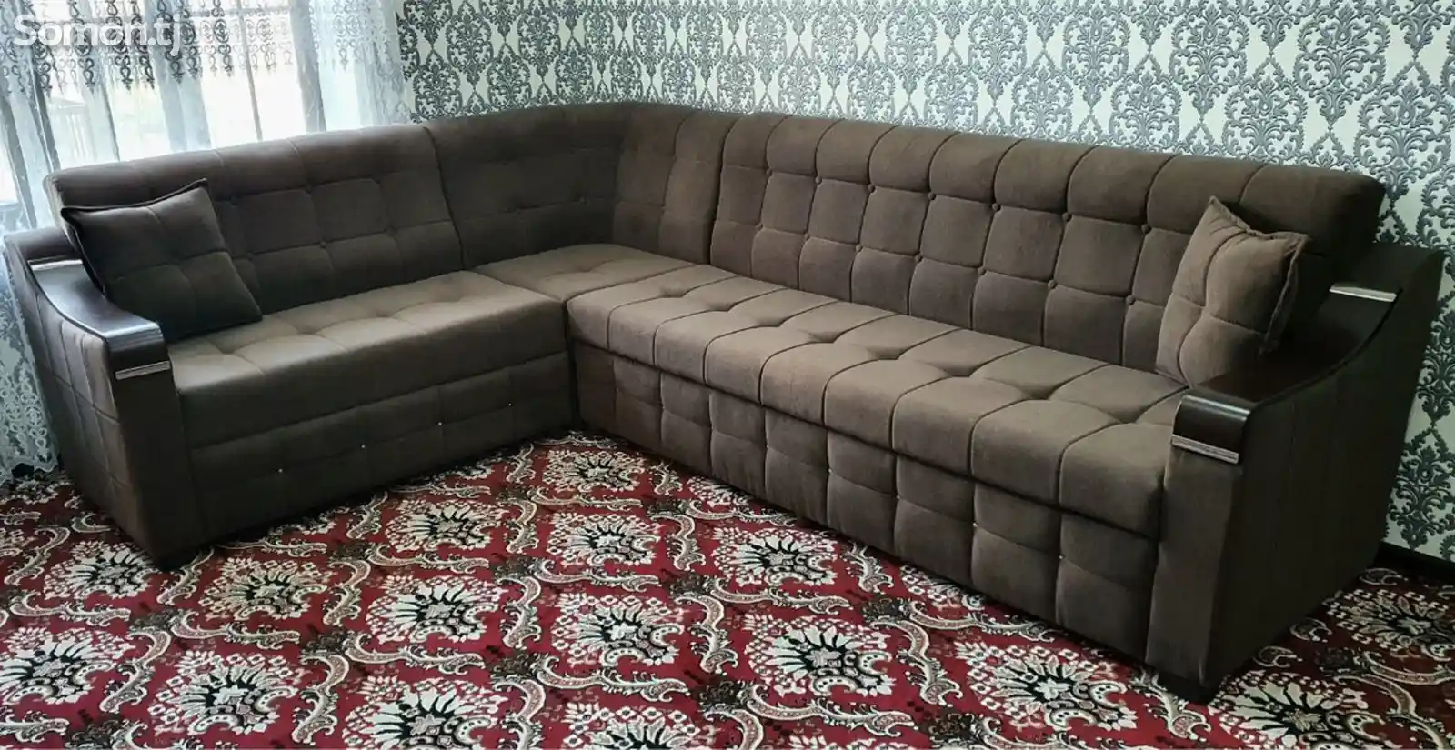 Угловой диван со столом и пуфиками-2