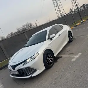 Toyota Camry, 2018