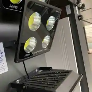 Светодиодные светильник 200В