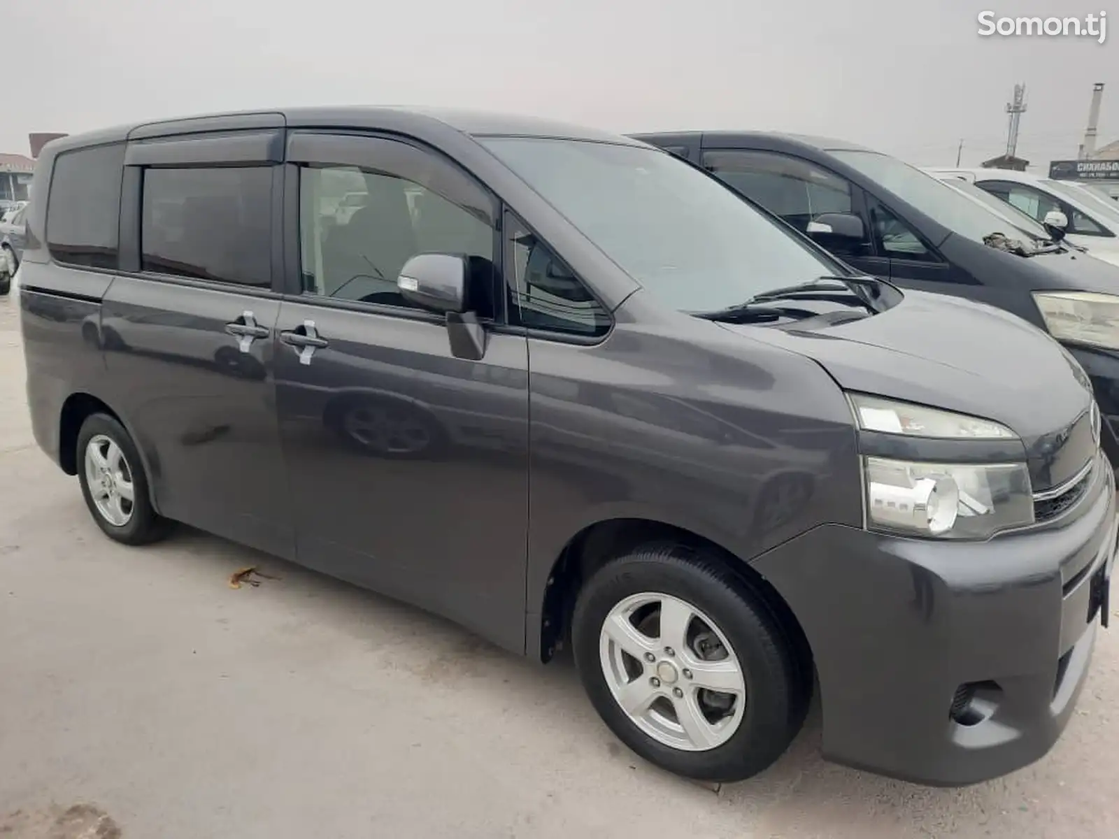 Минивэн Toyota Voxy, 2011-1