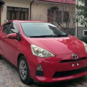 Лобовое стекло на Toyota Aqua