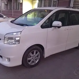 Toyota Voxy, 2008