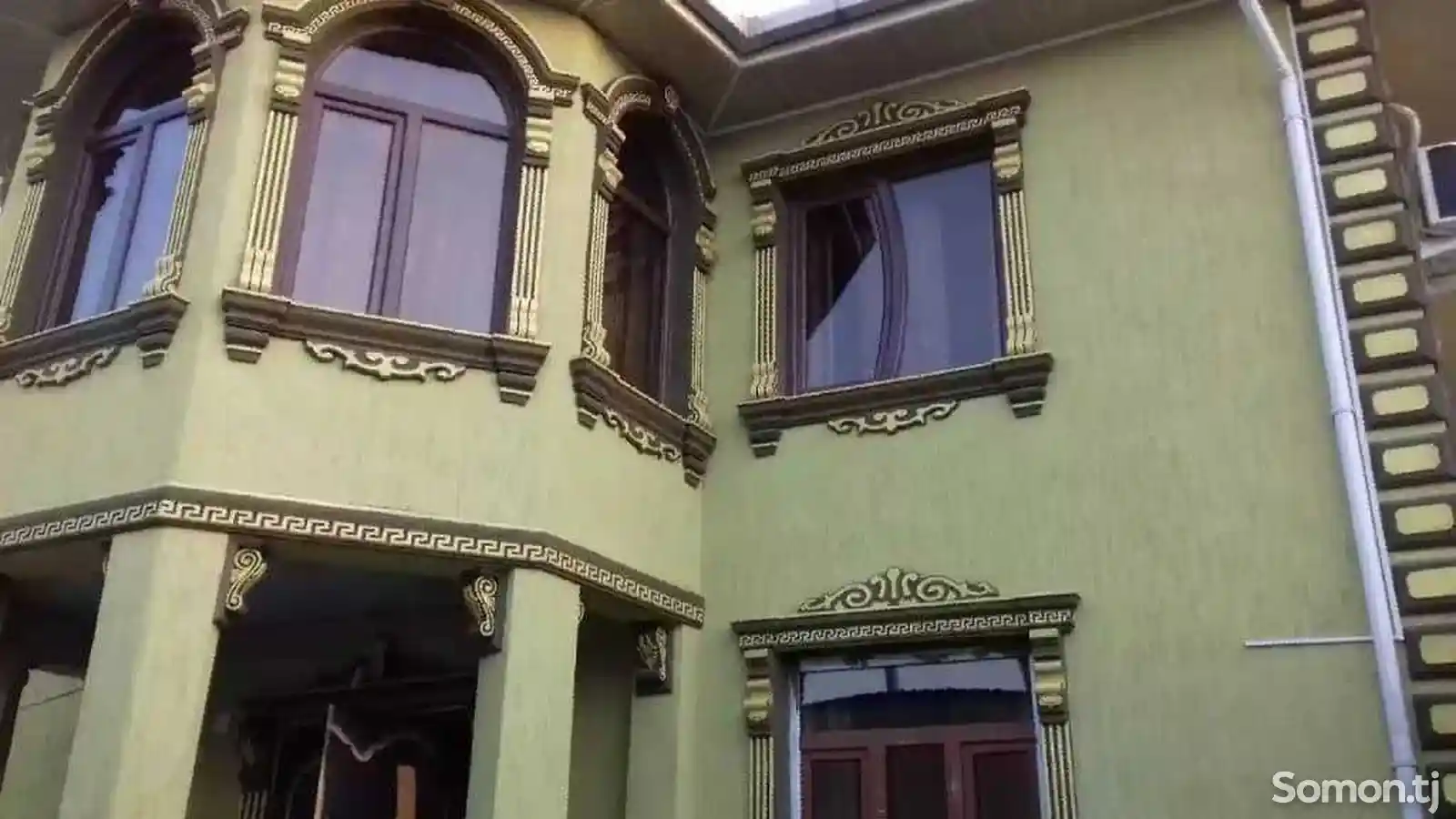 Фасадный декор из пенопласта для окна-2